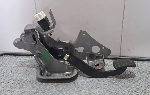 Renault Clio IV Brake pedal 
