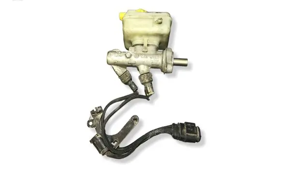 Volkswagen Golf IV Master brake cylinder
