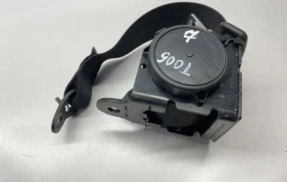 BMW 2 F22 F23 Rear seatbelt S3725939101