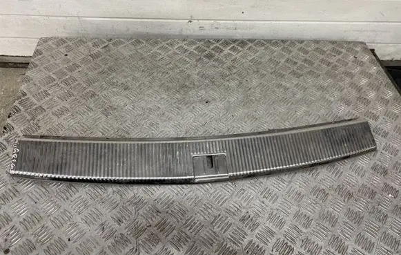 Trunk/boot sill cover protection