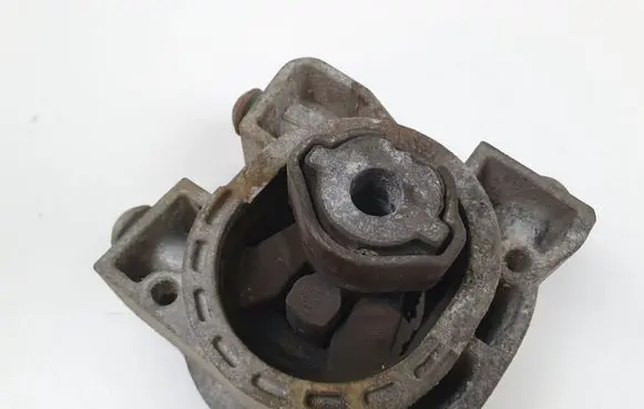 Mercedes-Benz B W245 Engine mount bracket A1692400918