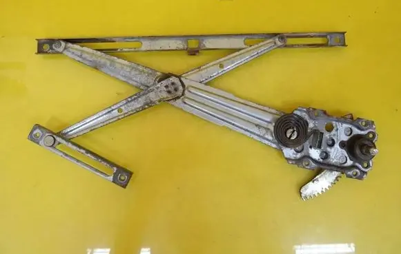Suzuki Samurai Front door manual window regulator 