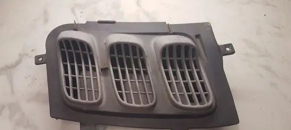Renault Twingo I Quarter panel pressure vent 7700822915