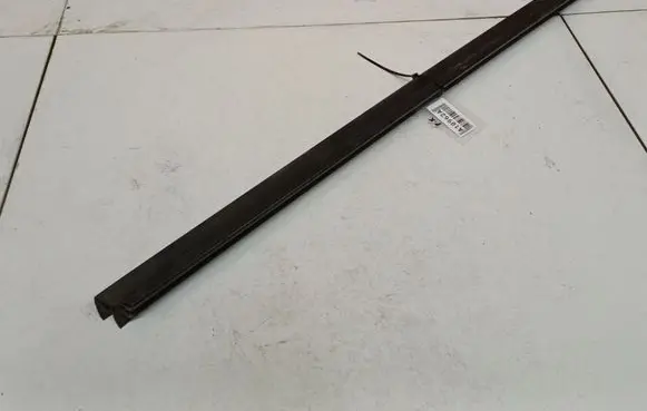 Skoda Octavia Mk2 (1Z) Front door glass trim molding 