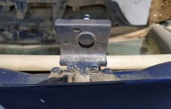 Volkswagen PASSAT B5 Tailgate/trunk/boot hinge 3b9827301d