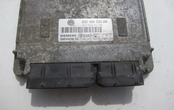 Volkswagen Polo IV 9N3 Engine control unit/module 03E906033AK