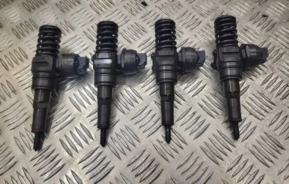 Volkswagen Touran I Fuel injectors set 038130073AG