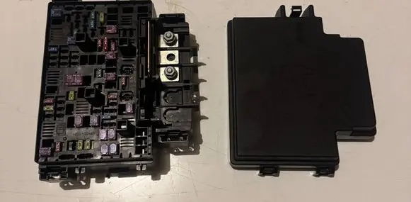 Jeep Grand Cherokee WL Fuse module 68366721AD