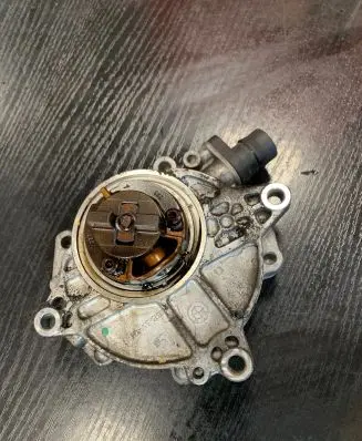 BMW 1 E81 E87 Vacuum pump 7547021