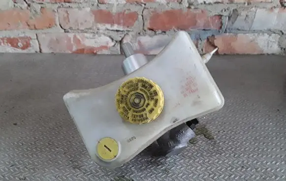 Volkswagen PASSAT B5.5 Master brake cylinder 8E0611301E