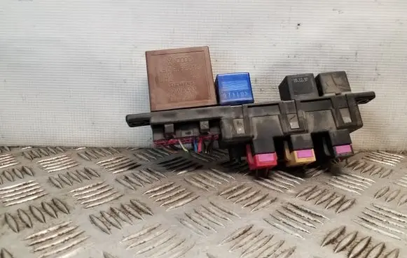 Volkswagen PASSAT B5.5 Fuse module 8L0941822A