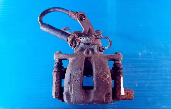 Volkswagen Jetta V Rear brake caliper