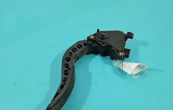 Accelerator throttle pedal