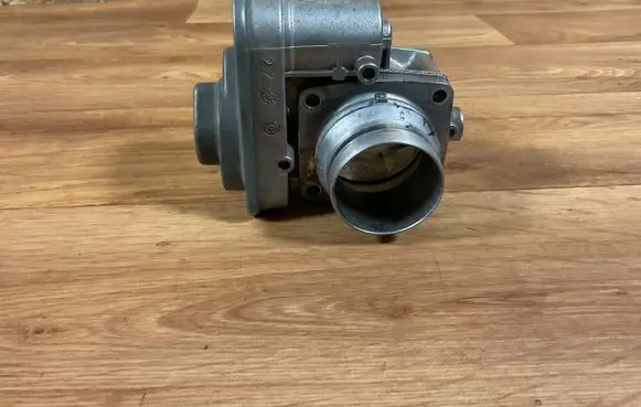 Opel Meriva B Throttle valve 8981052101 B122680203