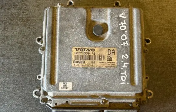 Volvo V70 Engine control unit/module 30771550AB 0281012103