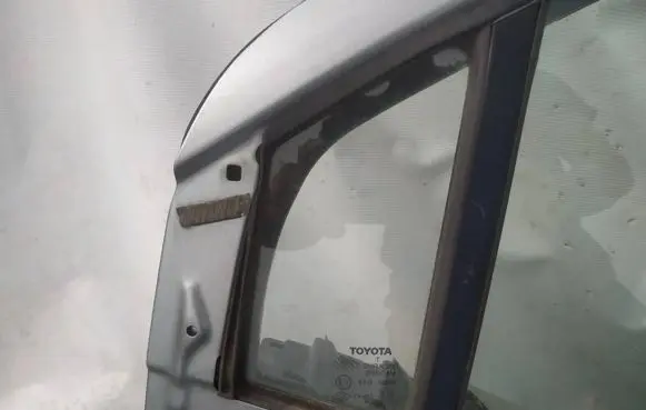 Toyota Yaris Front door vent window glass four-door 