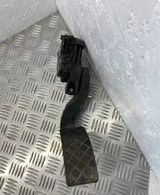 Volkswagen PASSAT B5.5 Accelerator throttle pedal 8D1721523E