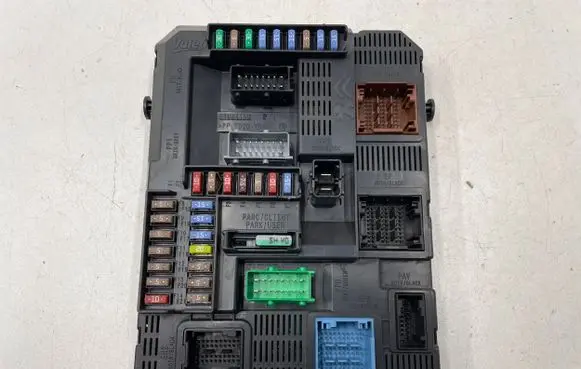Peugeot 308 Fuse module 9807054180 E1111754 20151118