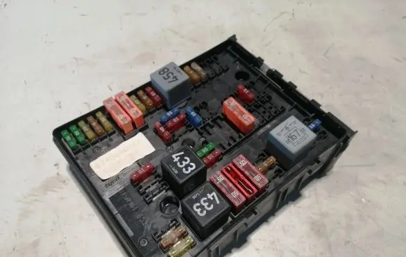 Volkswagen Golf V Fuse module 1K0937124K