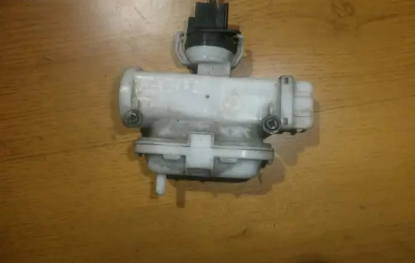Volkswagen PASSAT B4 Central locking vacuum pump 357862153