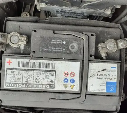 KIA Carens III Car battery A0009823008 62AH480A