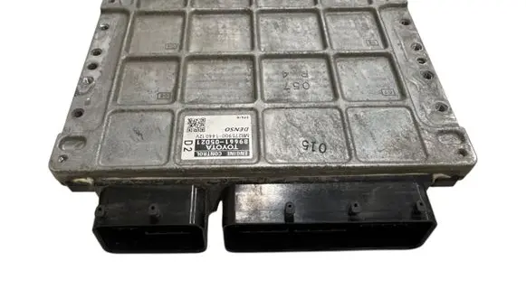 Toyota Avensis T270 Engine control unit/module 8966105D21 MB2759001440