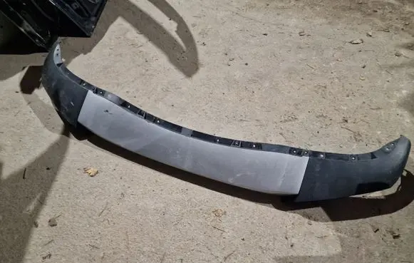 Front bumper lip
