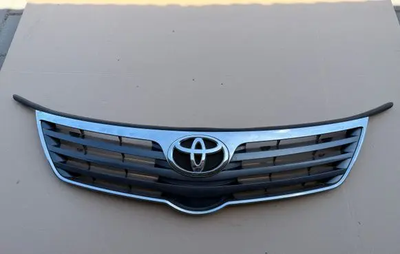 Toyota Avensis T270 Front bumper upper radiator grill 5310005110 5311405100 5310005130
