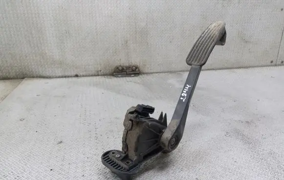 Accelerator throttle pedal