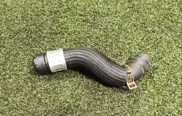 Opel Vivaro Engine coolant pipe/hose 140565332R