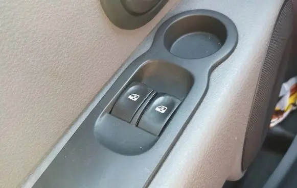 Renault Modus Electric window control switch 8200278438