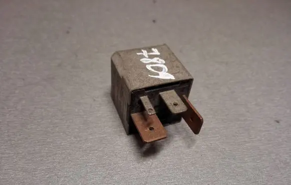 Volkswagen PASSAT B5 Other relay 357911253 14030000