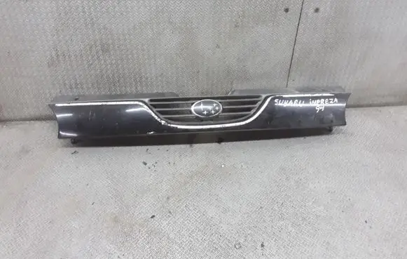 Subaru Impreza I Front bumper upper radiator grill