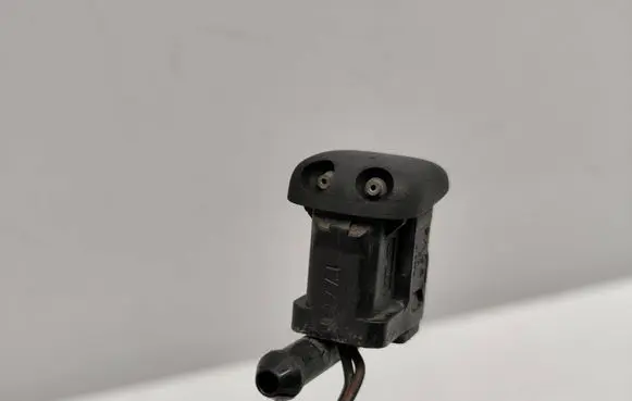 BMW 5 E39 Windshield washer spray nozzle 8361039 61668361039