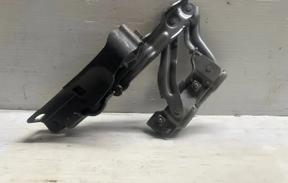 Engine bonnet/hood hinges