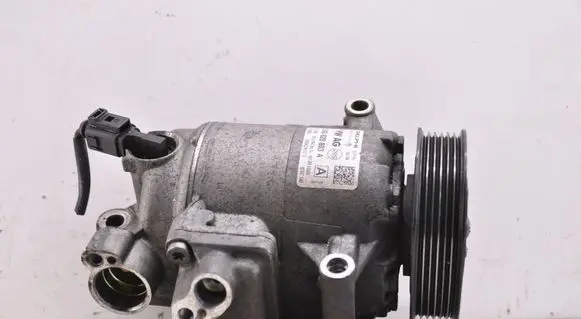 Volkswagen Golf VI Air conditioning (A/C) compressor (pump) 5N0820803A