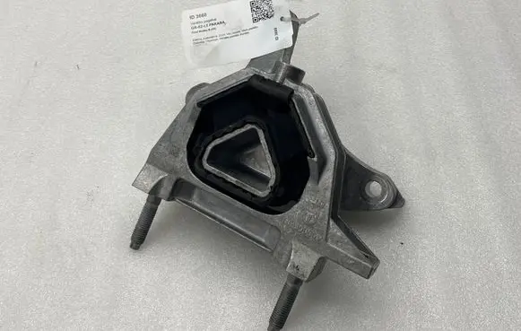 Opel Mokka B Engine mount bracket 9826551380