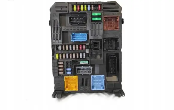 Opel Vivaro Fuse module 9830790580
