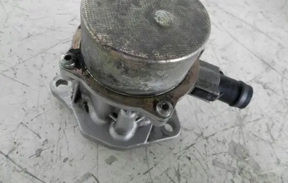 Renault Megane II Vacuum pump 