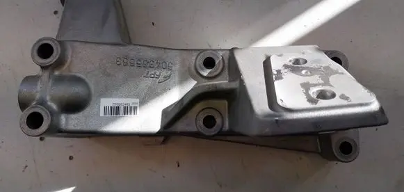 Engine mounting bracket