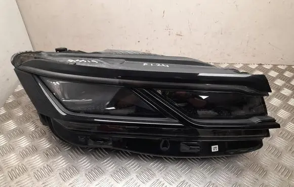 Volkswagen Touareg III Headlight/headlamp 761941082A