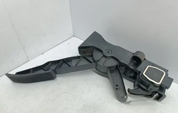 Mercedes-Benz A W169 Accelerator throttle pedal A1693000104 000515 100305