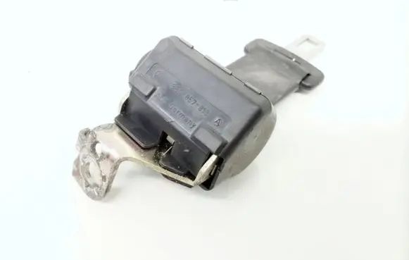 Volkswagen PASSAT B5 Middle seatbelt (rear) 3B0857813