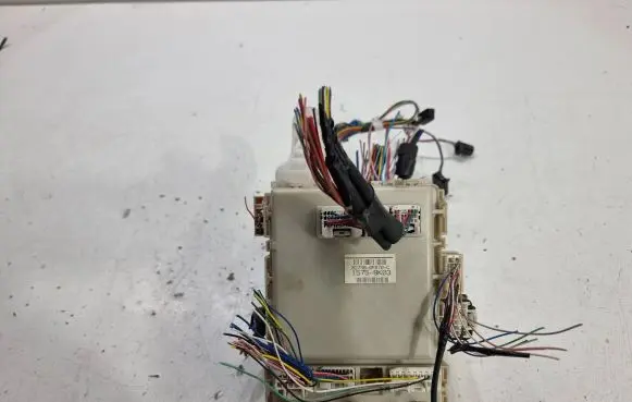 Toyota Verso Fuse module 827300F070C 15759K03