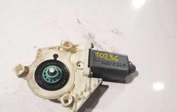 Volkswagen Golf IV Front door window regulator motor 101387103