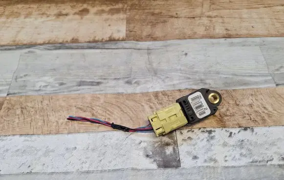 Toyota Yaris Airbag deployment crash/impact sensor 898310H010 0938105370