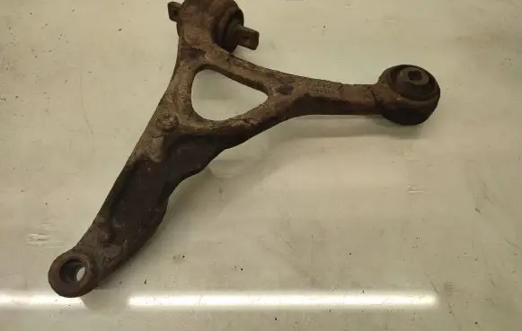 Volvo XC90 Front lower control arm/wishbone 8646813