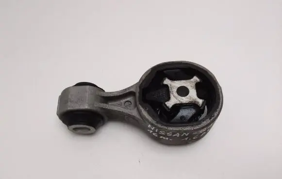 Nissan Qashqai Engine mount bracket