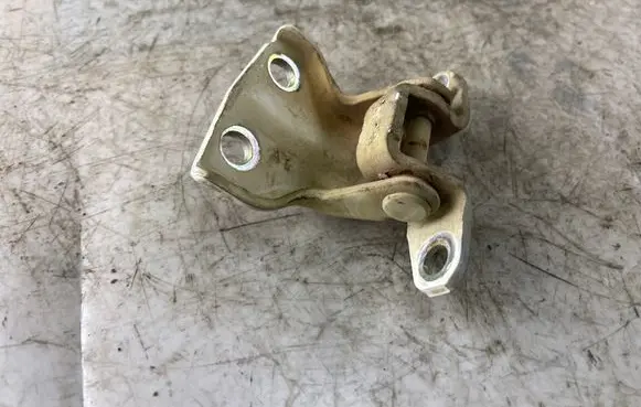 Mitsubishi Pajero Sport I Rear door lower hinge