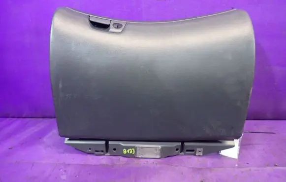 Volvo S60 Glove box
